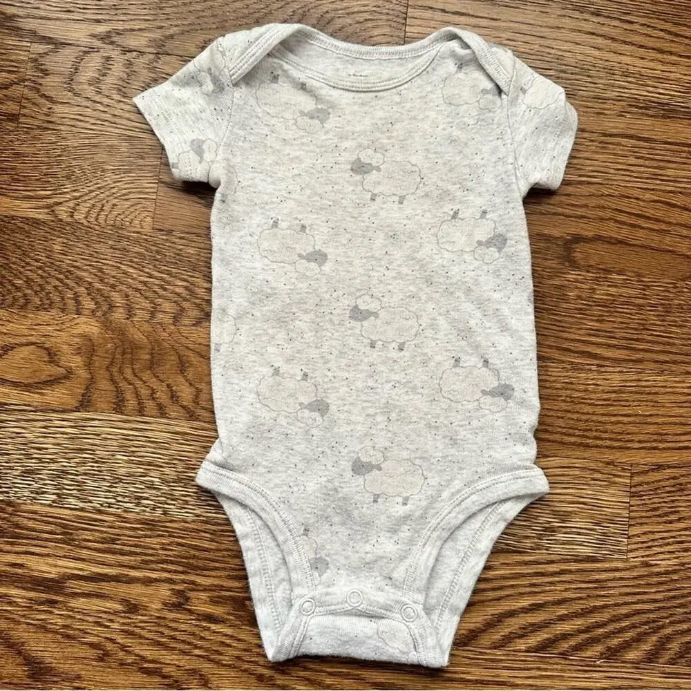 Carter’s grey and white short sleeve onesie bundle, size 6 months (set of 4)